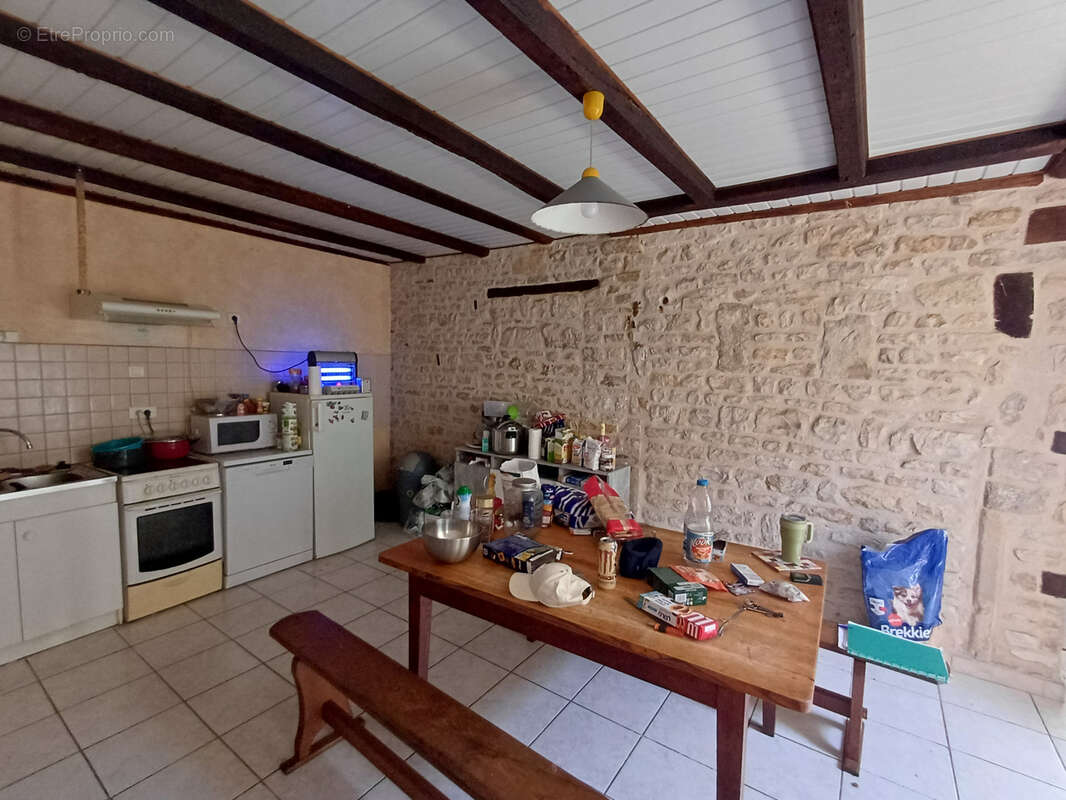 Maison à LES ADJOTS