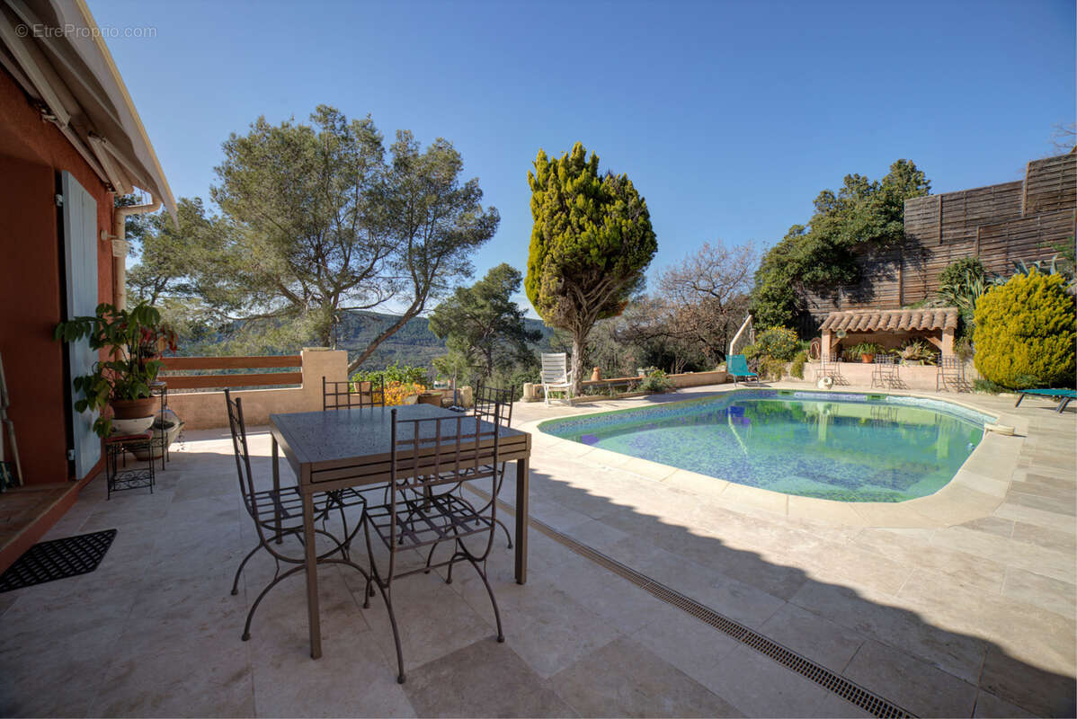 Maison à BAGNOLS-EN-FORET