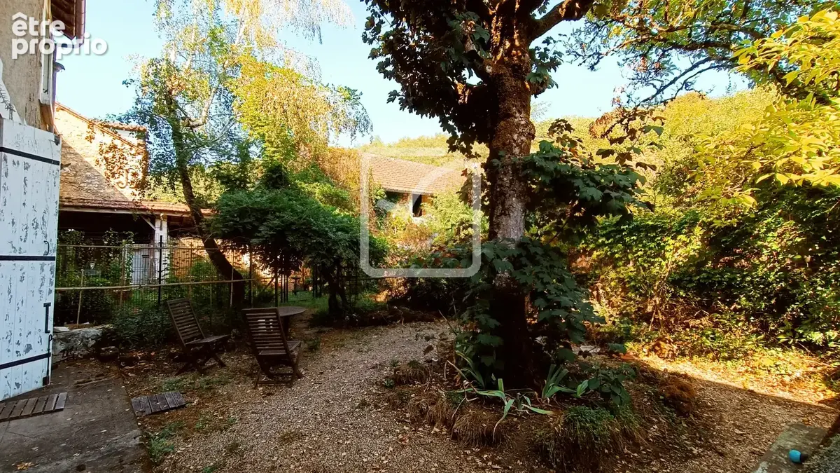 Deux maisons (une louée) et dépendances. - photo 2