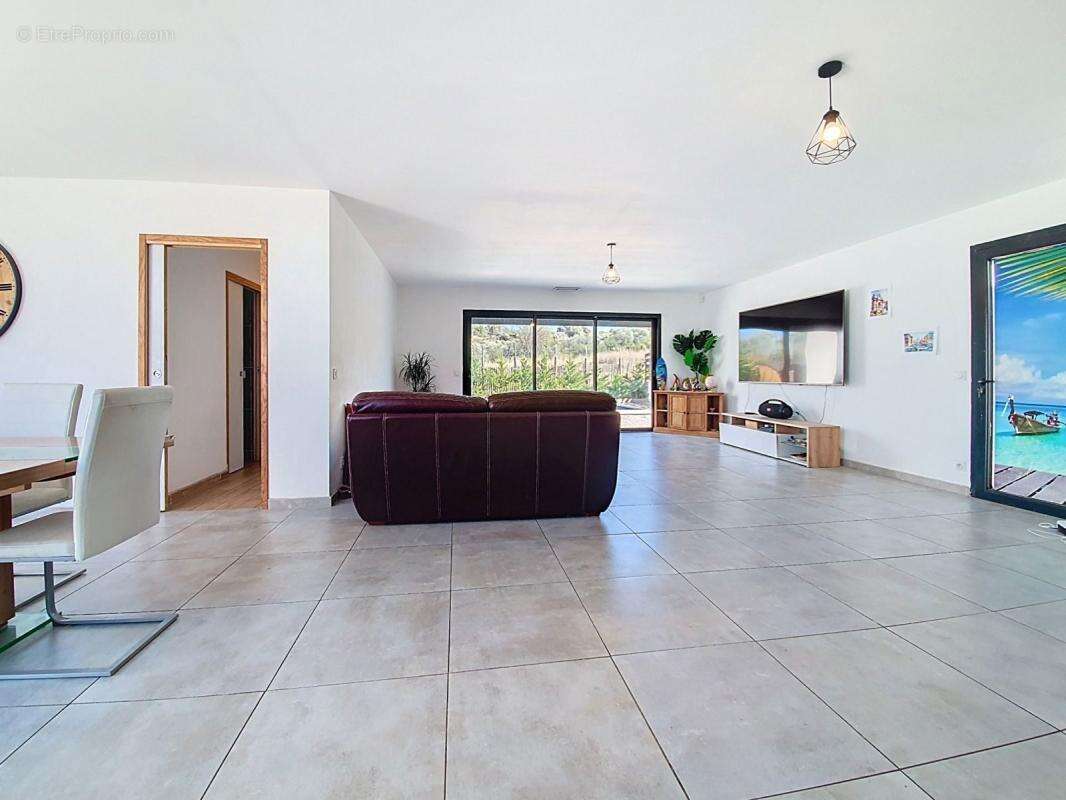 Maison à PEYRESTORTES