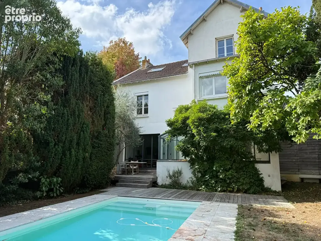 Maison de 215 m² aux prestations soignées rénovée en 2011 avec piscine chauffée entourée de verdure - photo 2