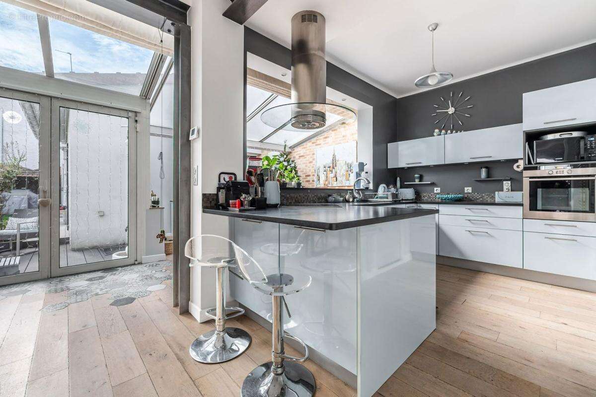 A vendre a suresnes quartier republique maison 7 pieces / 5 chambres - photo 9