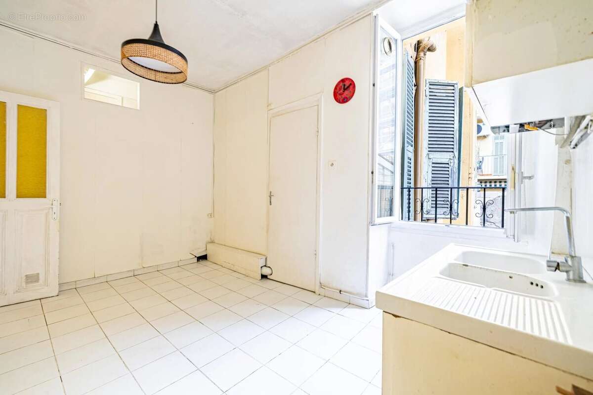 Nice - Le Port - Appartement 2 pièces à rénover, avec balcon - photo 5