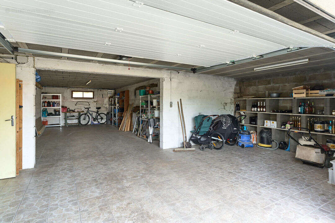 Garage double de 60 m² avec espaces annexes - Maison à BOURGNEUF-EN-MAUGES