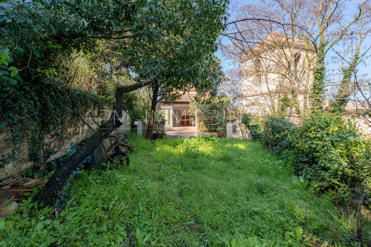 Maison à SIMIANE-COLLONGUE