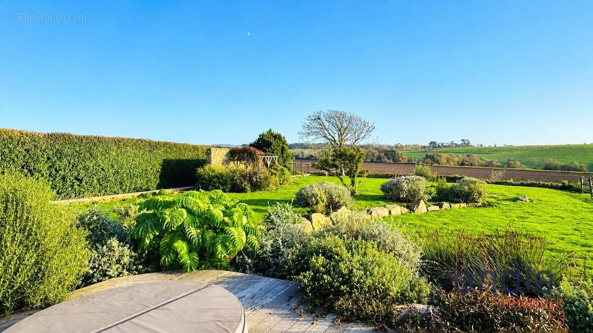Propriété d'exception à 2 km des plages  Élégance, volumes et fort potentiel - photo 4