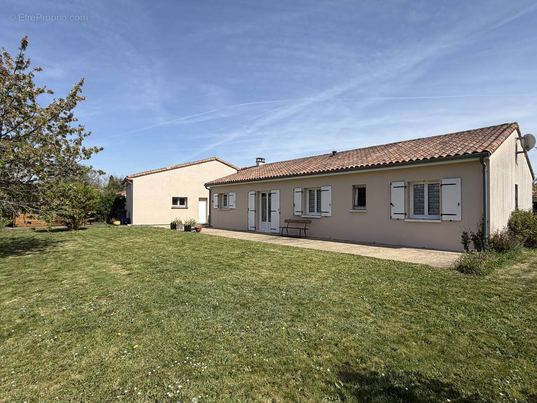Maison à MONTAMISE