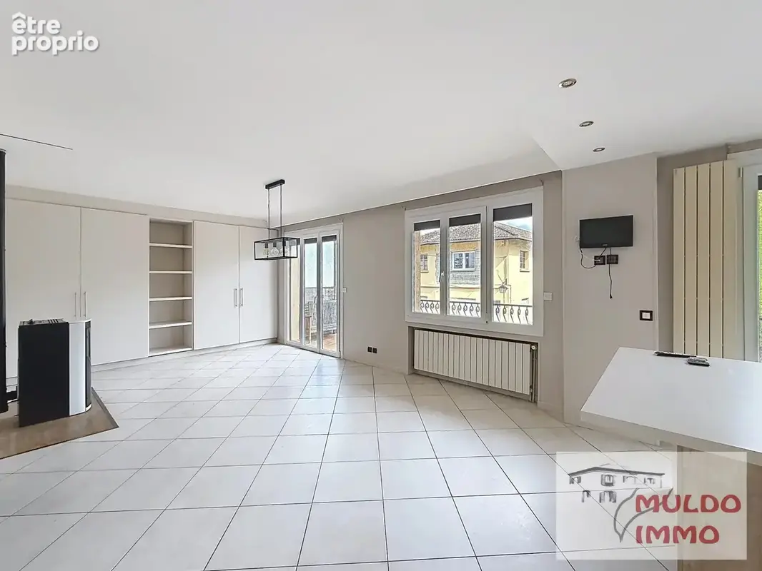 OYONNAX CENTRE – Maison 207 m² –  3 garages - photo 2