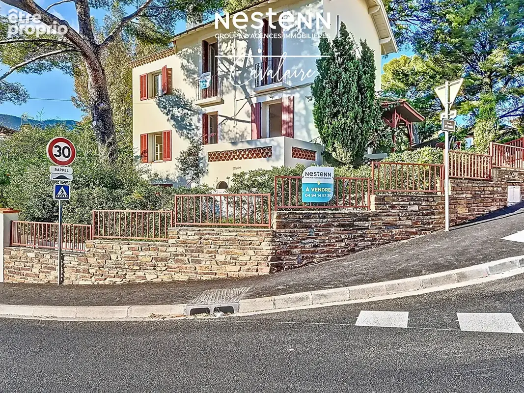 Villa de caractère à Cavalaire-sur-Mer 6 pièce(s) 119 m² proche des plages et des commerces - photo 2