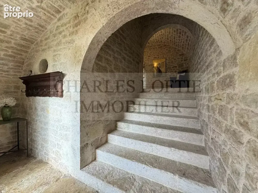 Magnifique et imposante ferme fortifiée du XVIIe siècle, avec dépendances, piscine et terrain de 23 ha, à proximité de Mauroux. - photo 17