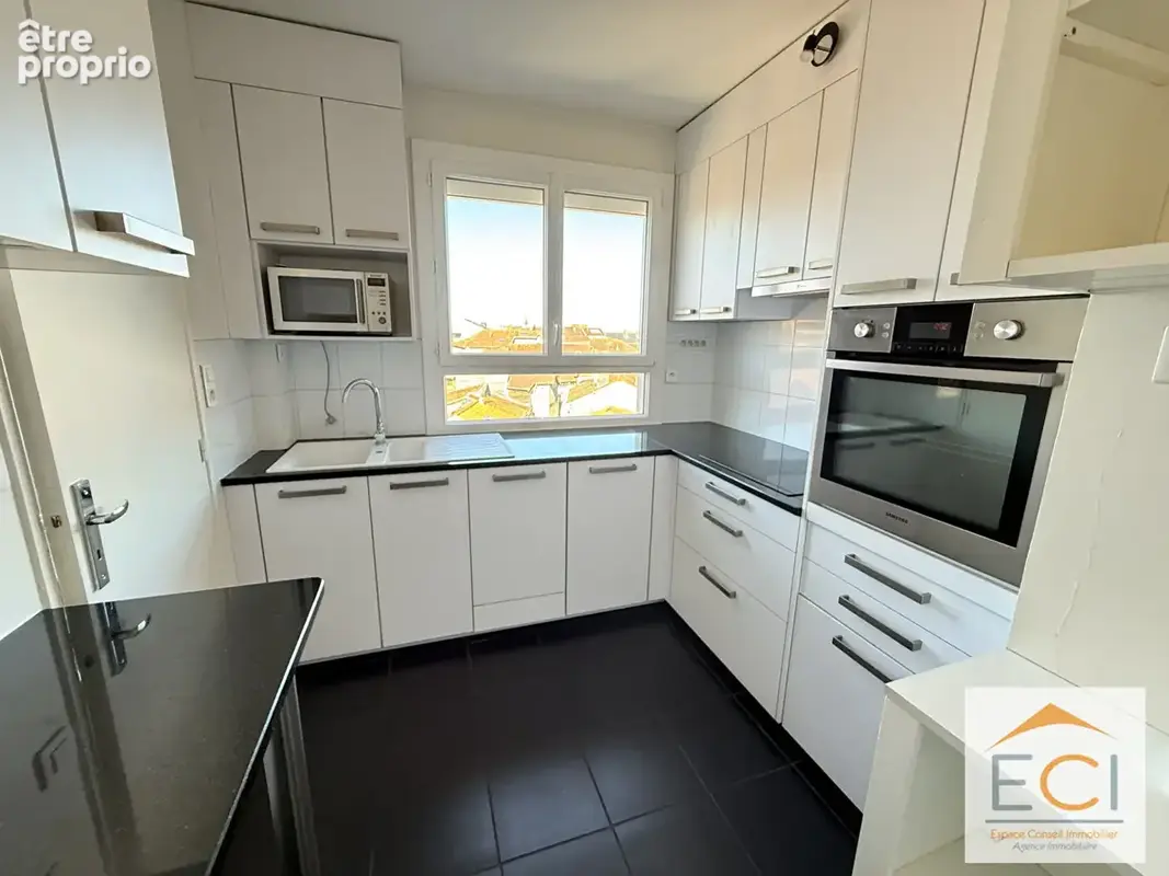 A VENDRE - Appartement duplex 3 chambres - Quartier Mairie - photo 6