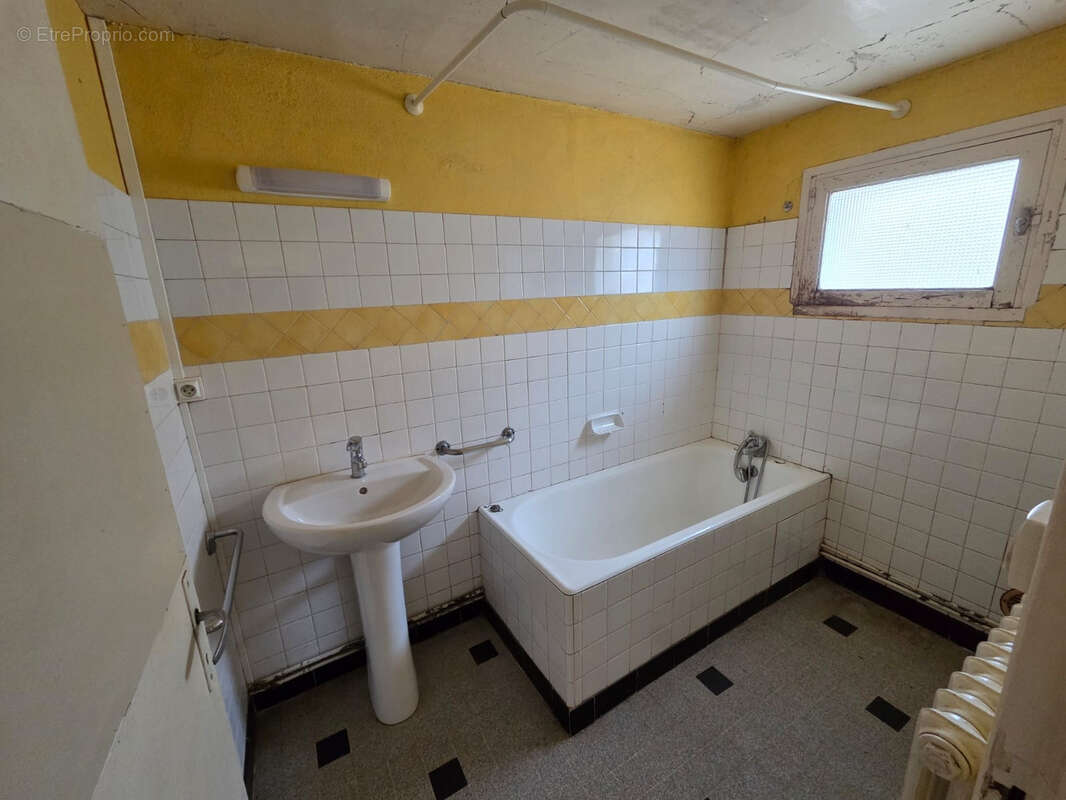 Maison à MONTAIGU-LE-BLIN