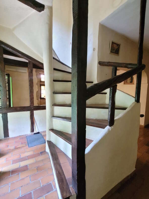 Grande maison en pierres avec belle cour arborée. - photo 10