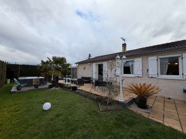 Maison à VEAUCHE