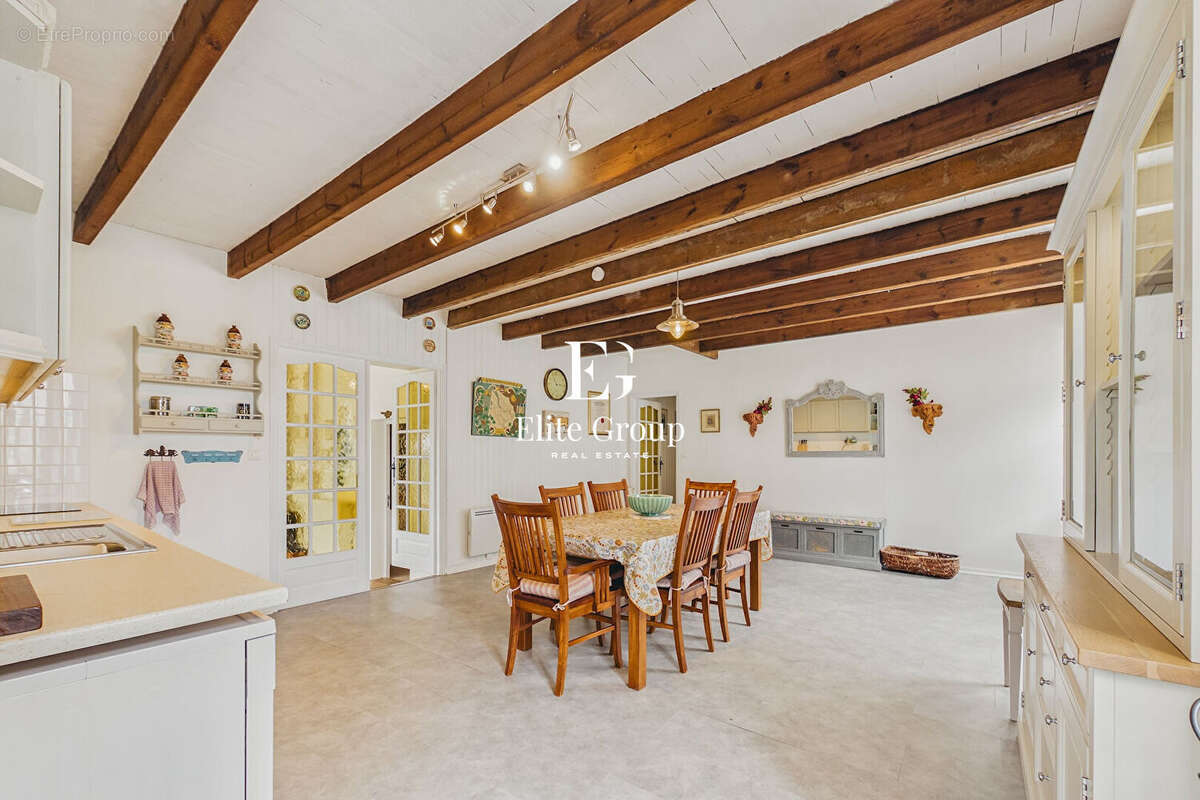 Maison à MONTMOREAU-SAINT-CYBARD