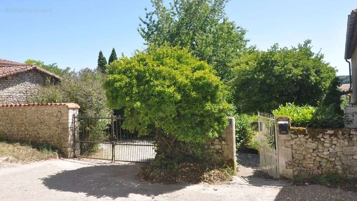 Maison à COURGEAC
