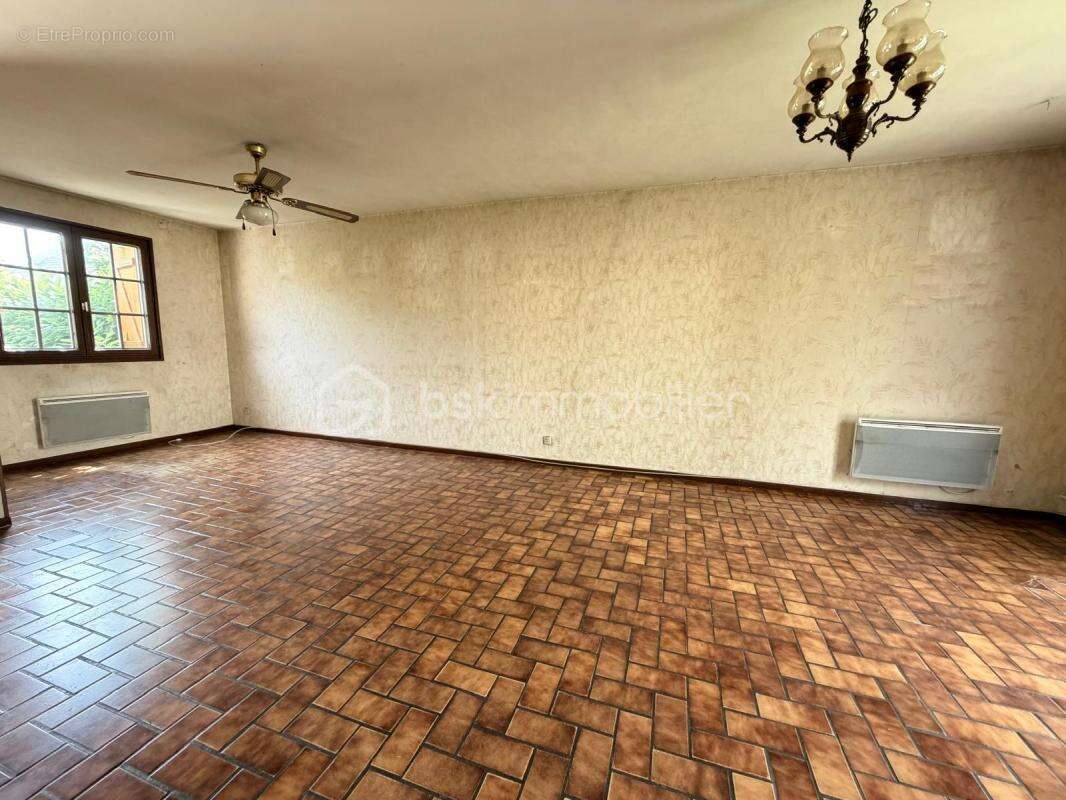 Maison familiale avec 3 chambres et sous-sol complet - photo 2