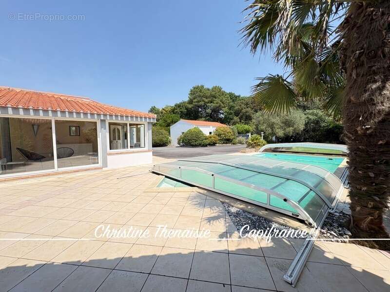Maison à vendre 5 pièces - Plain-Pied - 3 chambres - 2 salles d'eau - 3 wc - Piscine couverte - 2 garages SAINT HILAIRE DE RIEZ  - photo 28