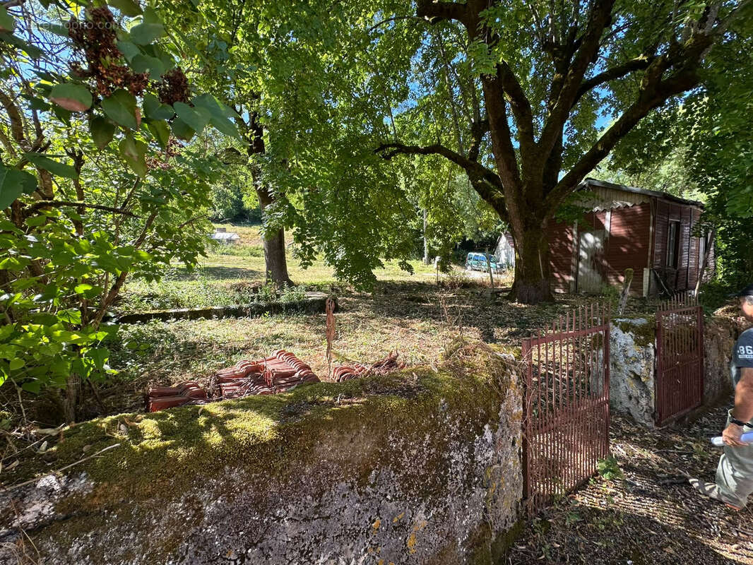 Maison en pierre située au cœur du village, avec jardin. - photo 5