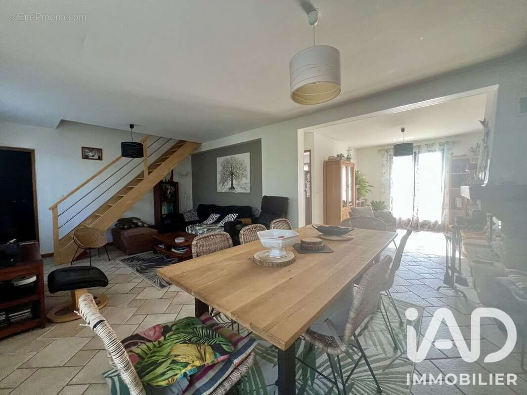Maison 130 m² à Saint-Martin-Des-Champs  - photo 8