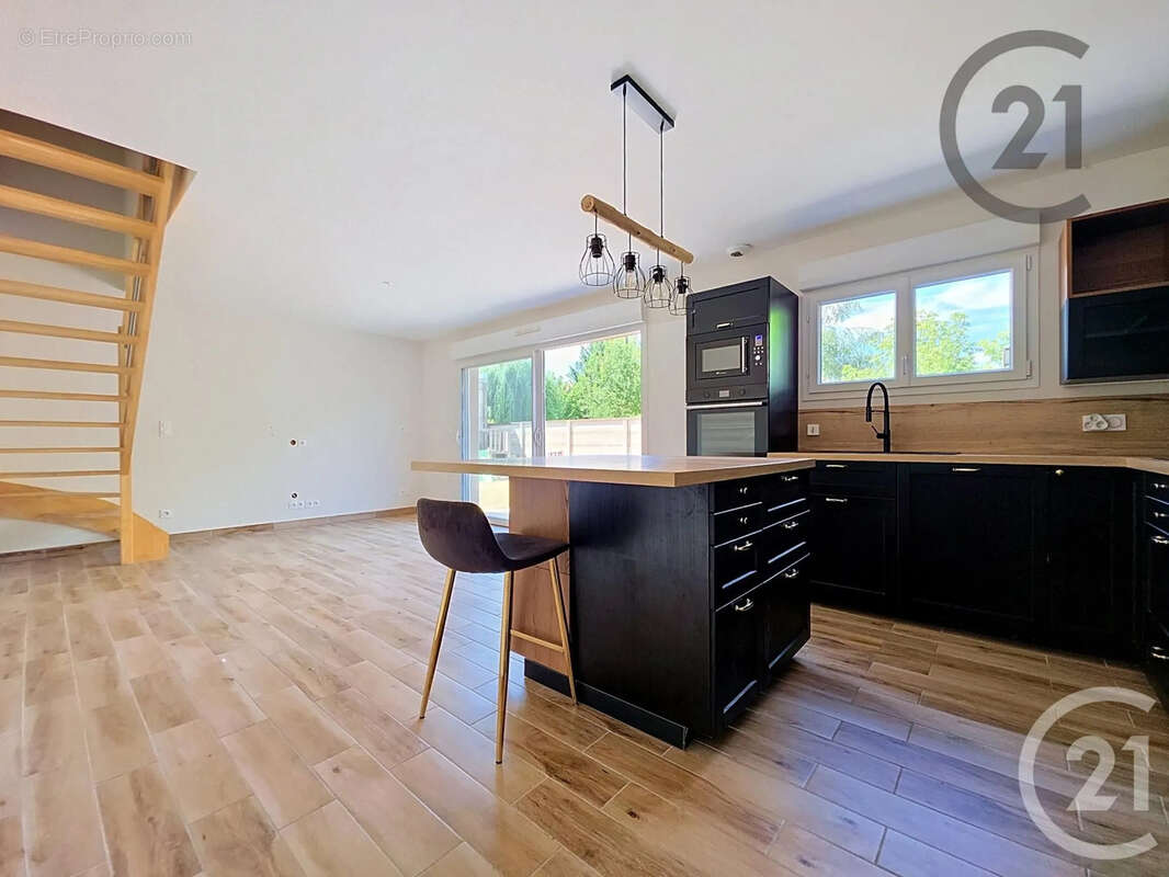Appartement 71 m² à La Riviere-De-Corps  - photo 3