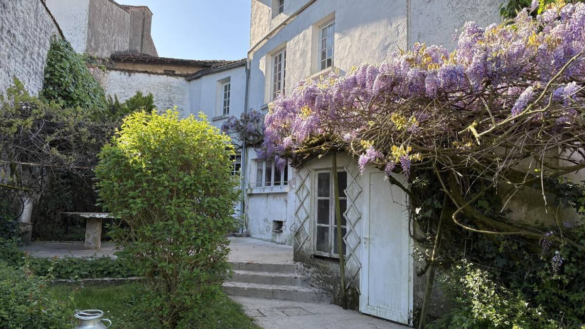 Maison à CHEF-BOUTONNE