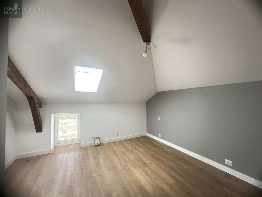 Maison en pierre, en partie rénovée, 4chambres,2 salle de bains, garage et puit  sur terrain  attenant de 5890m² - photo 12