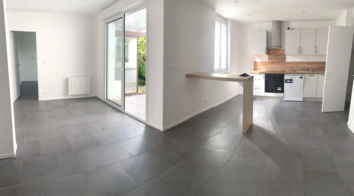 Piéce à vivre sur Cour / RDC - Appartement à ROYAN