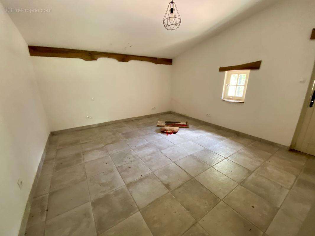 Maison à MAUZAC-ET-GRAND-CASTANG