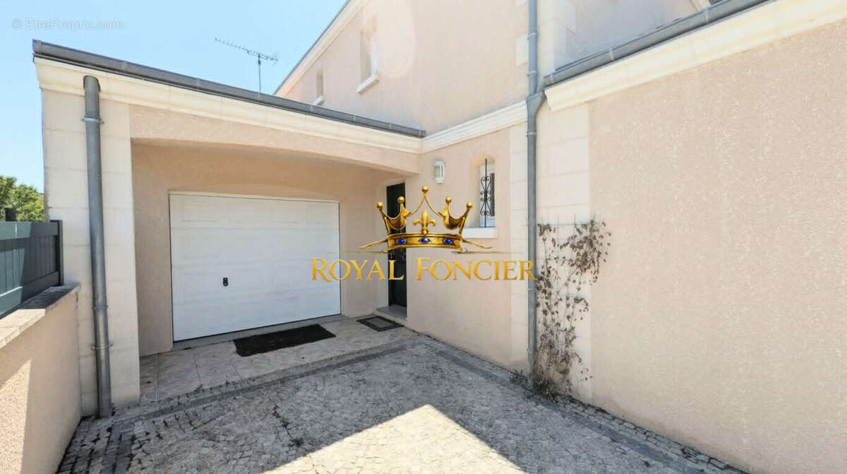 Maison 118 m² à Dange-Saint-Romain  - photo 4