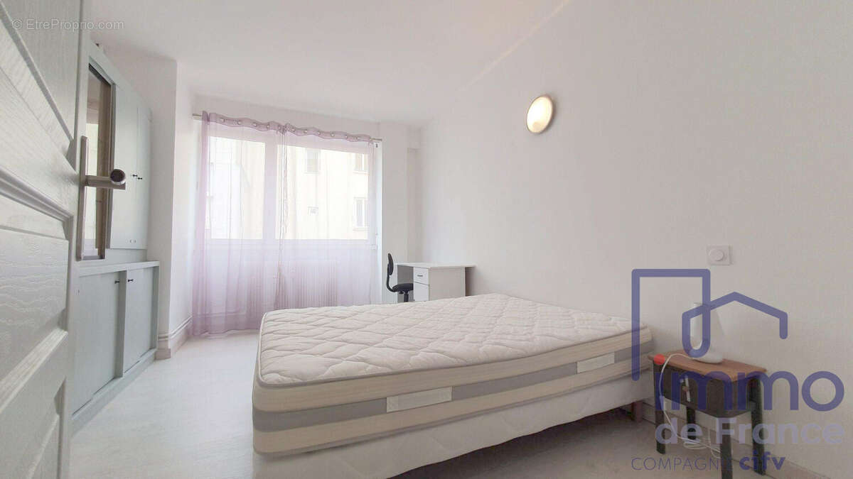 une des 4 chambres qui ont toutes du rangement - Appartement à SAINT-ETIENNE