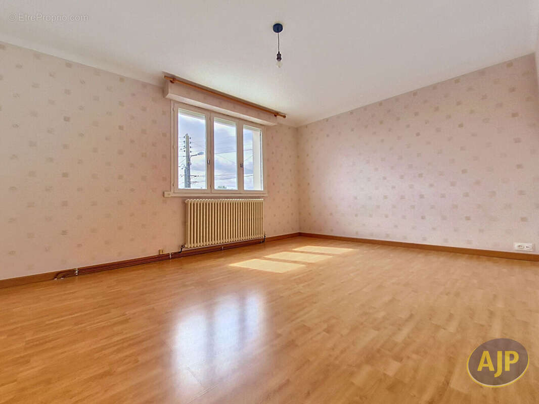 Exclusivité à La Roche-sur-Yon : Maison Familiale à Étage de 130 m² - photo 9