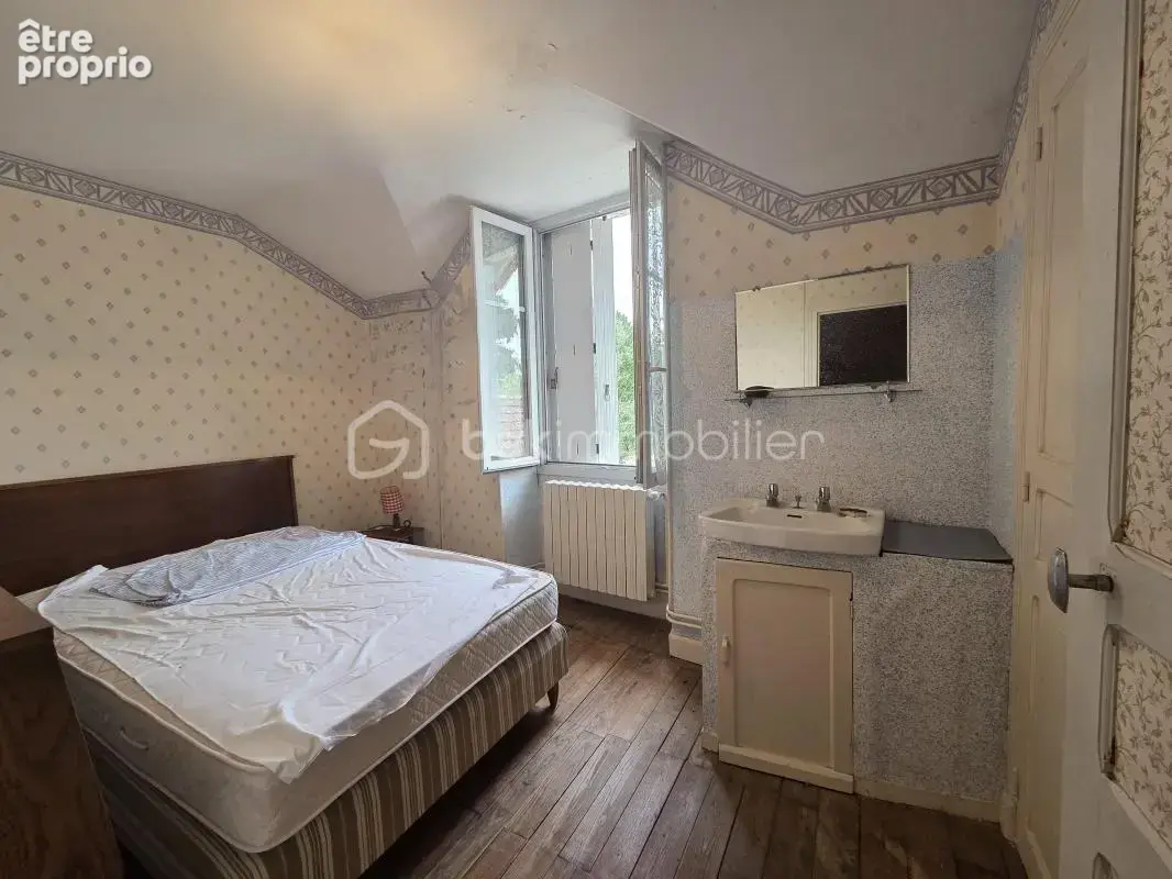 Maison à rénover avec potentiel, grand garage et jardin clos de 1200 m² - photo 11