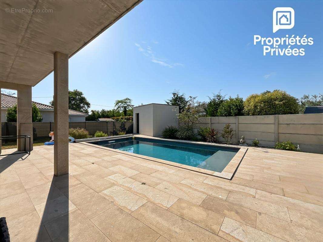 Maison contemporaine 150 m² avec piscine chauffée, garage et vaste pièce de vie de 70 m² - photo 8