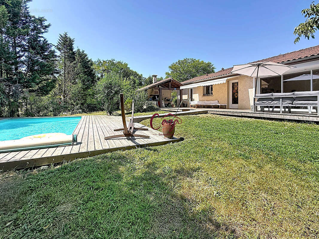 Maison rénovée avec piscine, grands garages et vaste terrain - photo 17