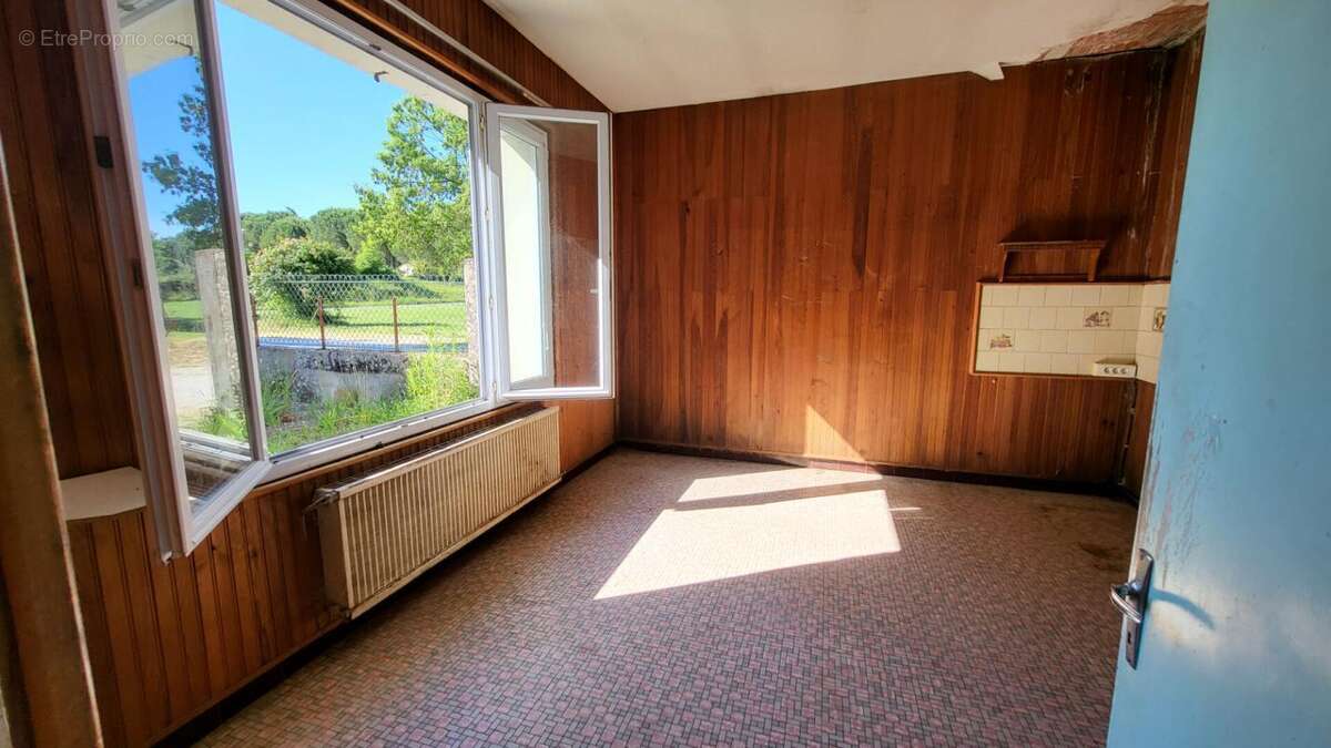 241300 Maison Bosset 5 pièces de plain pied 103 m2 à rénover sur parcelle de 2237 m² - photo 9