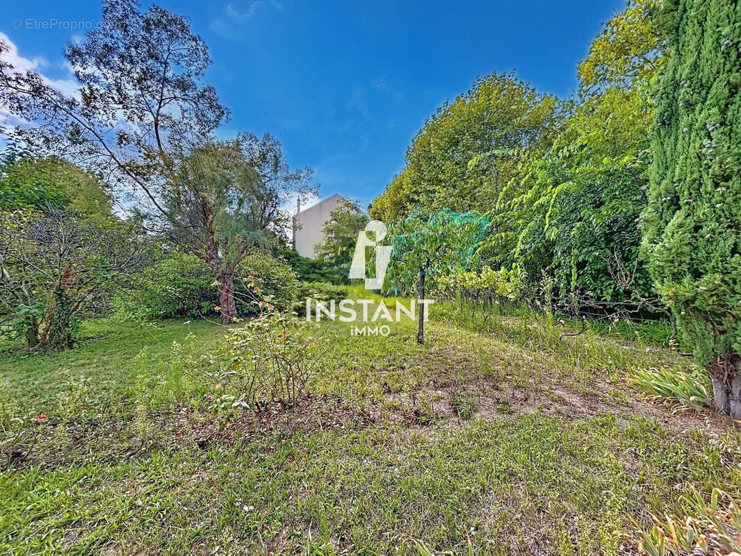 Terrain à SAINT-MAUR-DES-FOSSES