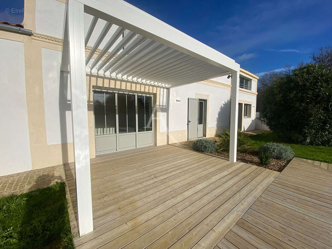 Maison à SAINT-LAURENT-DE-LA-PREE