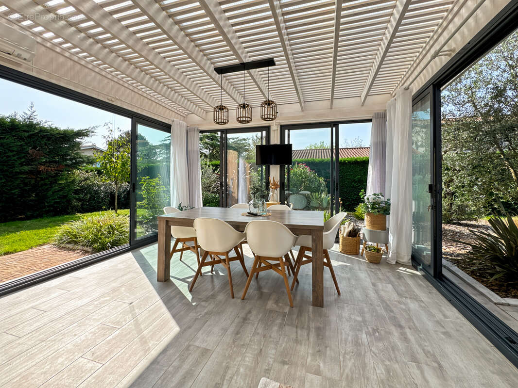 À vendre   Maison contemporaine avec piscine à Saint-Bernard 160m2 6 pièces sur grand  terrain plat. - photo 6