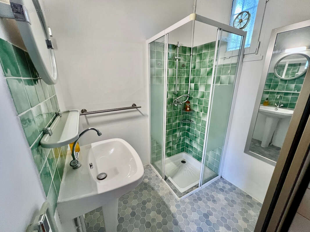 À quelques minutes du centre de Laroque-Timbaut, venez découvrir cet ensemble immobilier  d'environ 150 m² avec gîte et piscine, - photo 12
