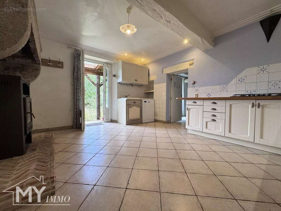SAINT MÉARD DE GURÇON – Maison en pierre avec grange - photo 3