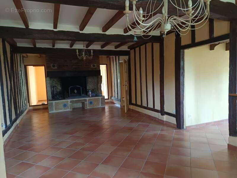 Propriété d'Exception : 2 Maisons, 450 m² de Dépendances et 6 Hectares de Terres - photo 6