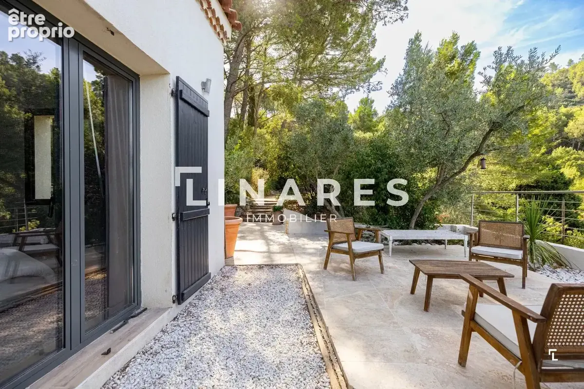 LA SUBLIME - Villa T6 de 232m² dont une dépendance aménagée de 50m² - Piscine - Terrain de 6700m² - 13400 AUBAGNE - photo 19