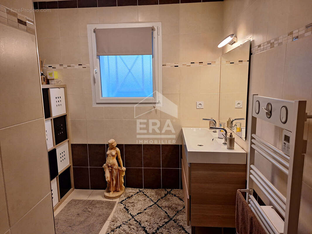 Maison à LA ROCHE-CHALAIS