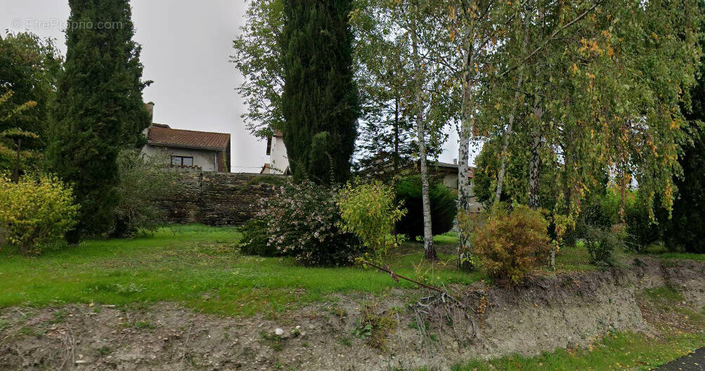 Terrain à MARINGUES