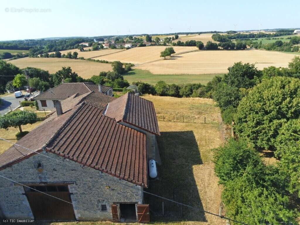 Maison de Campagne Proche Ruffec Avec Grange et Belles Vues - photo 2