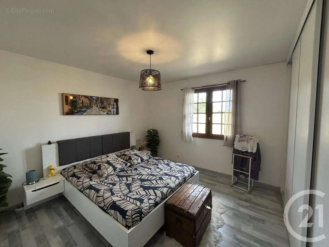 Maison 205 m² à Les Eglisottes-Et-Chalaures  - photo 6
