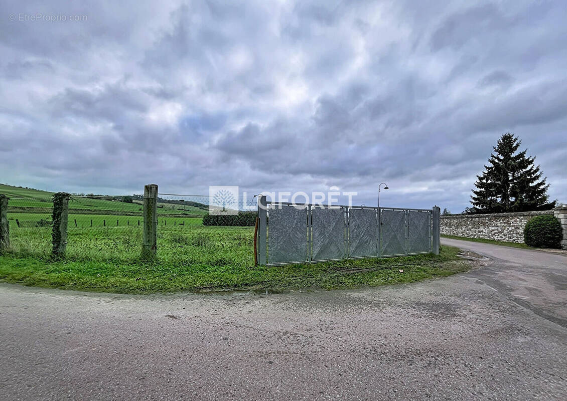 Terrain à LA CROIX-SAINT-LEUFROY