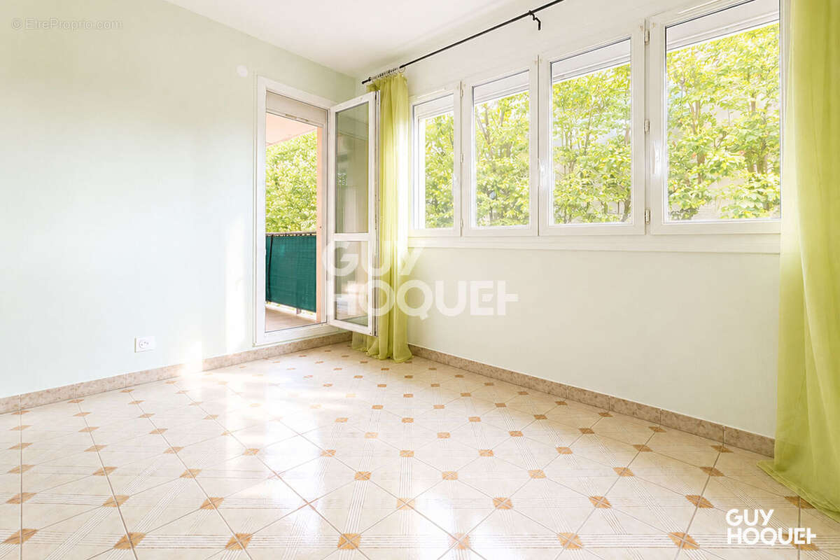 À vendre 3 pièces de 63m²  balcon + parking - photo 2