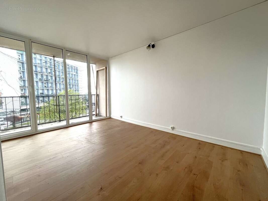Chambre 13.86m² - Est - Appartement à BAGNOLET